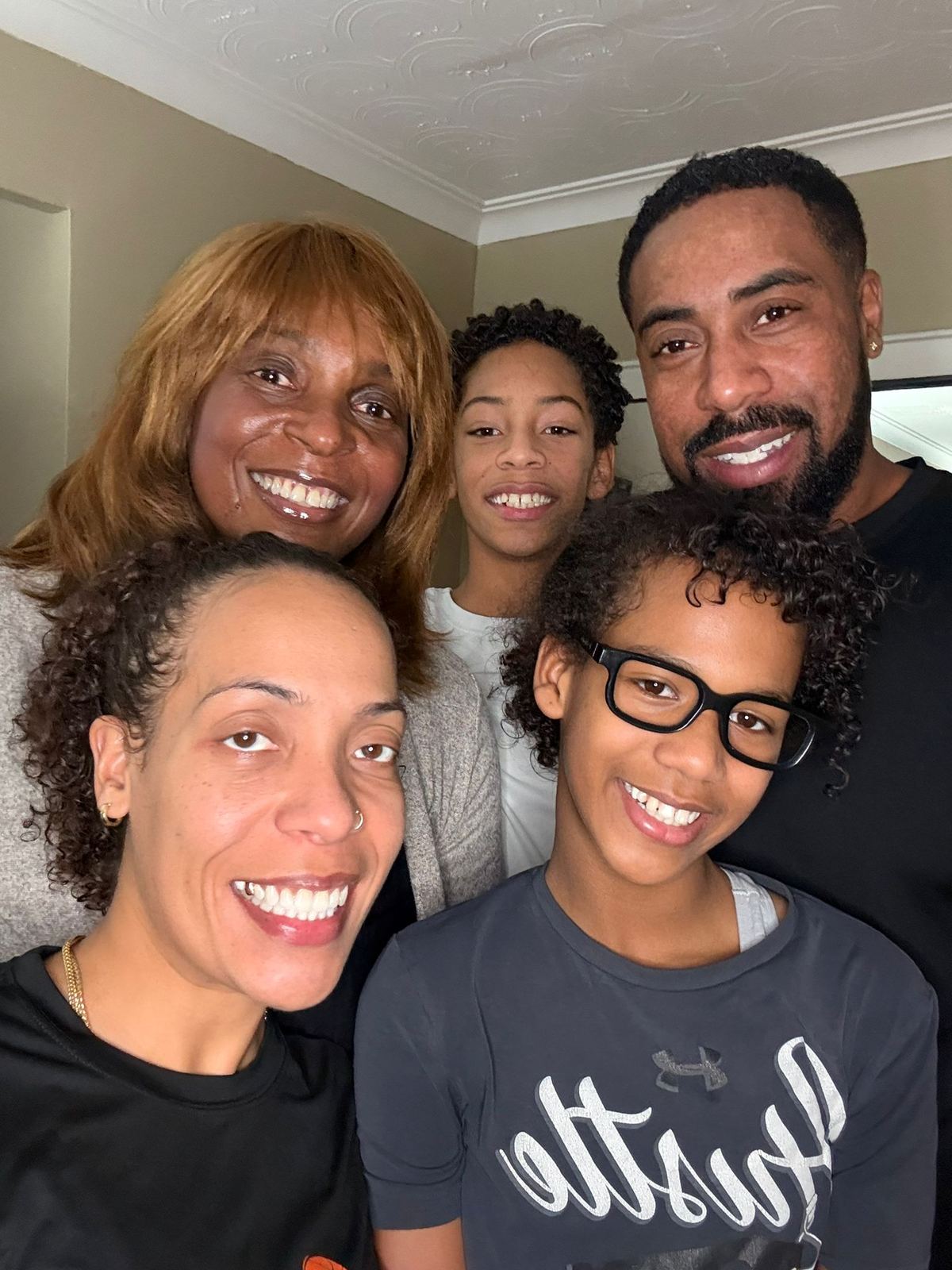 Keshia and Kathryn with the family, a New Year's selfie